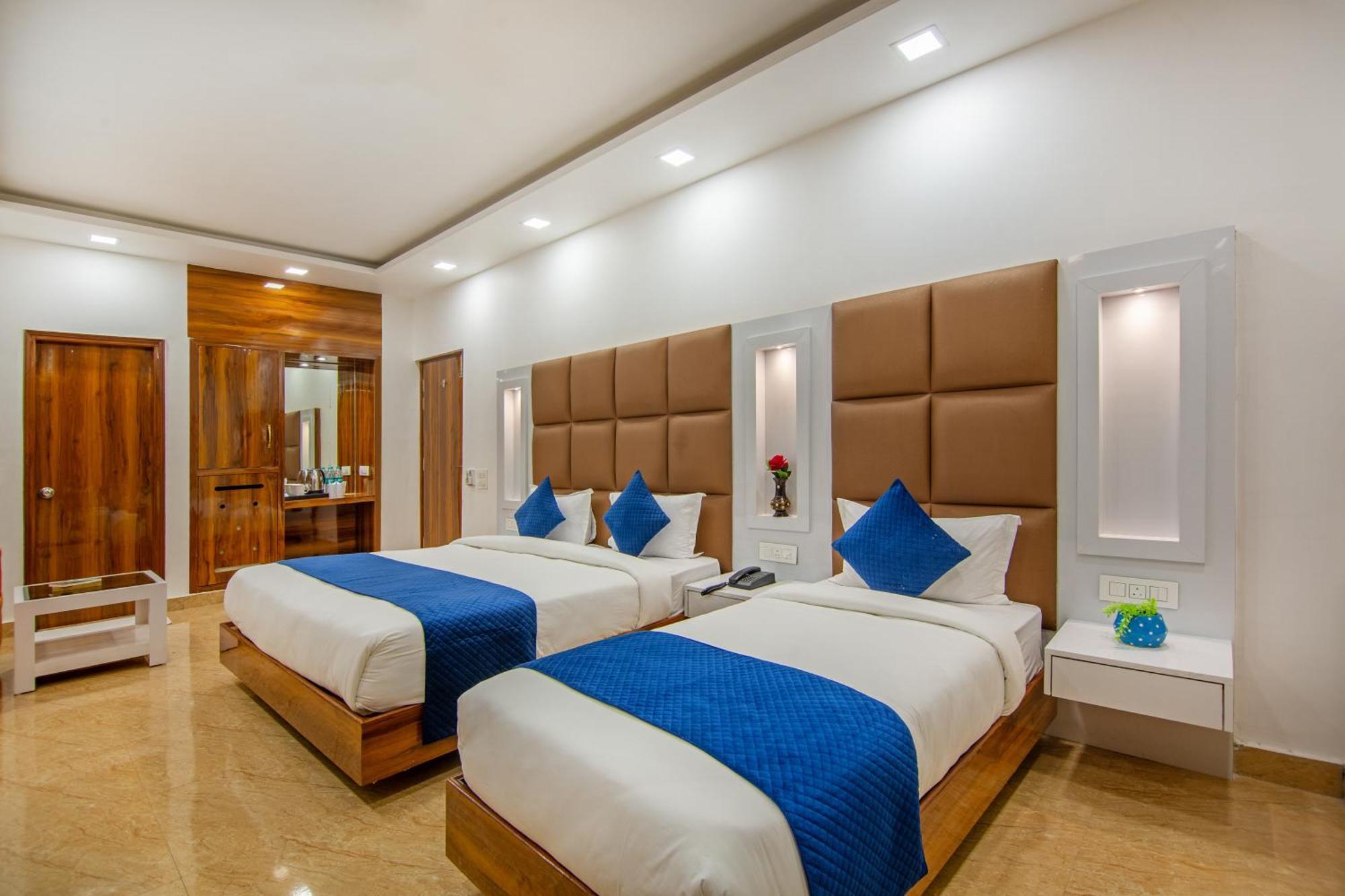 ניו דלהי Rahul Palace By Golden Tree Near Metro Station And Ajmal Khan Market מראה חיצוני תמונה