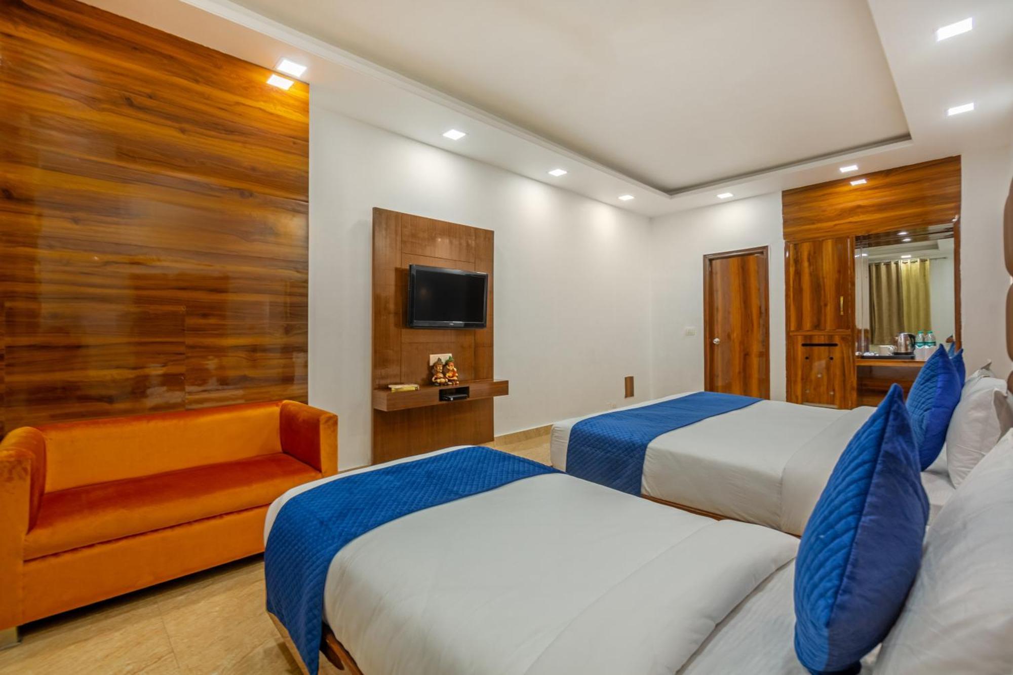 ניו דלהי Rahul Palace By Golden Tree Near Metro Station And Ajmal Khan Market מראה חיצוני תמונה