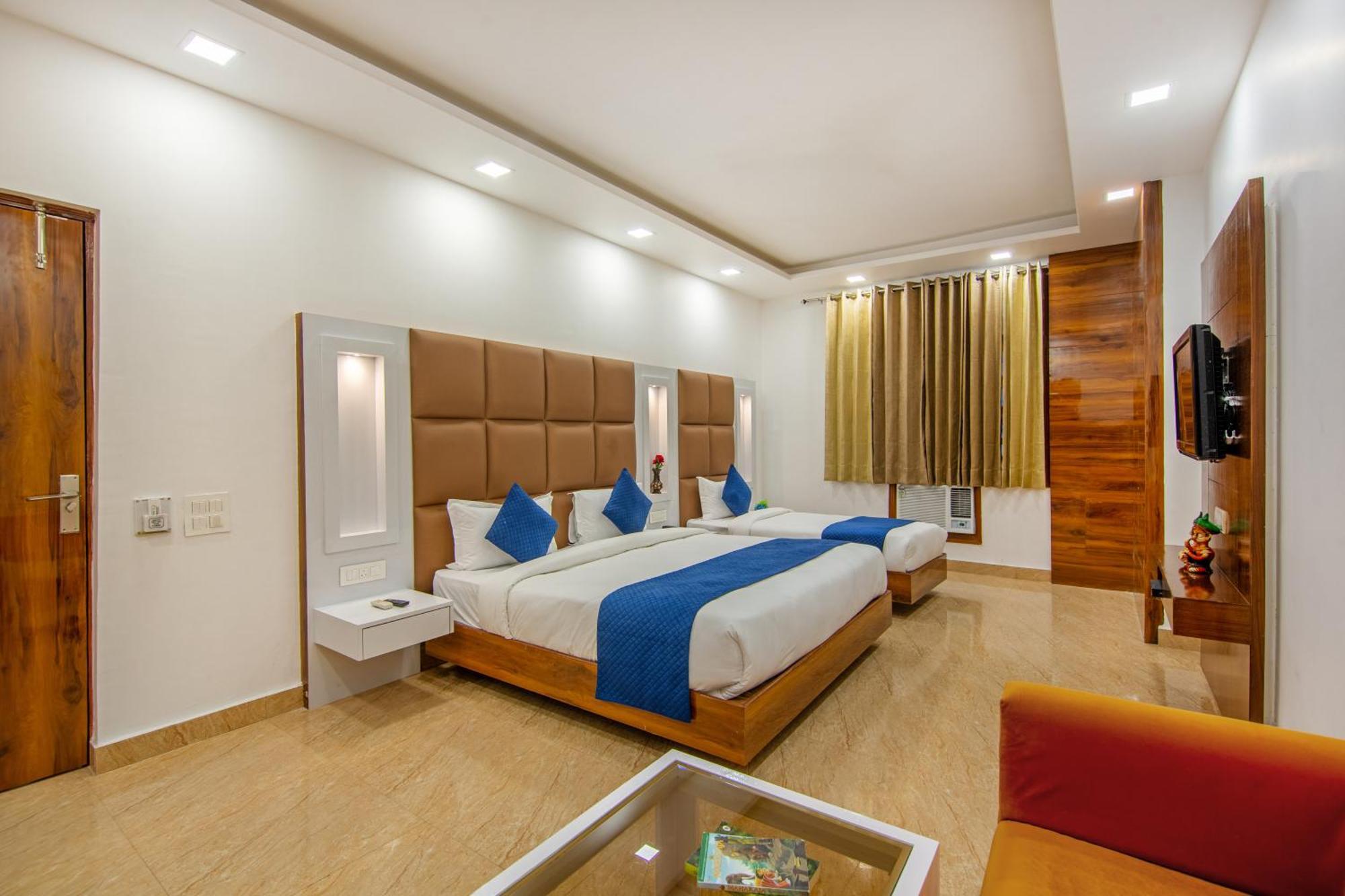ניו דלהי Rahul Palace By Golden Tree Near Metro Station And Ajmal Khan Market מראה חיצוני תמונה