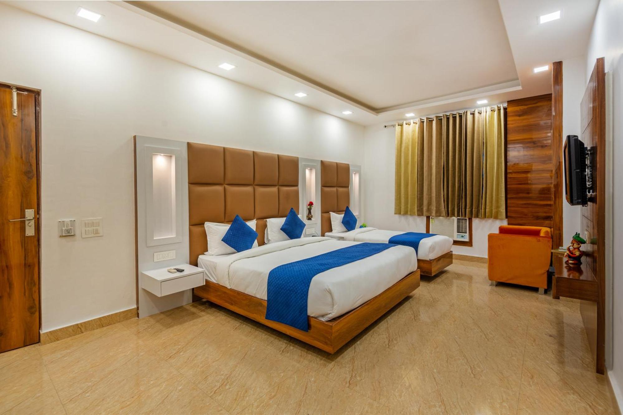 ניו דלהי Rahul Palace By Golden Tree Near Metro Station And Ajmal Khan Market מראה חיצוני תמונה