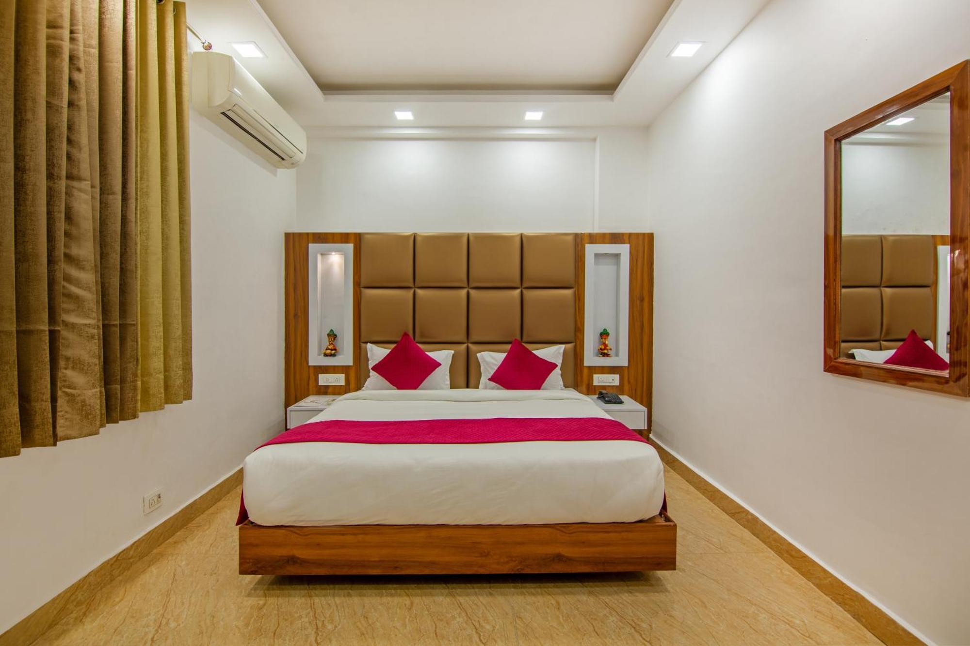 ניו דלהי Rahul Palace By Golden Tree Near Metro Station And Ajmal Khan Market מראה חיצוני תמונה