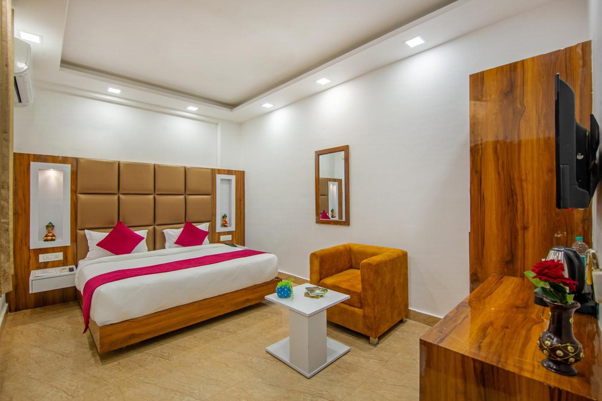 ניו דלהי Rahul Palace By Golden Tree Near Metro Station And Ajmal Khan Market מראה חיצוני תמונה