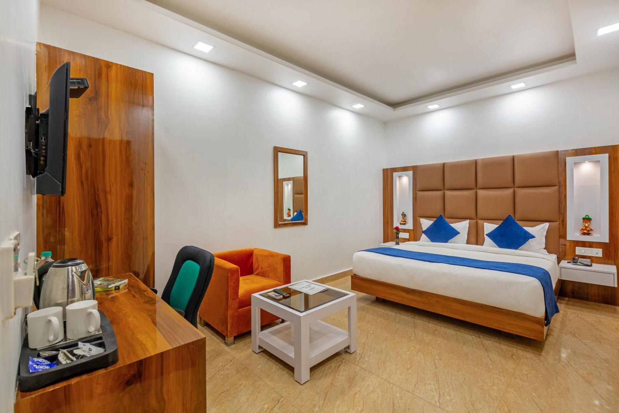 ניו דלהי Rahul Palace By Golden Tree Near Metro Station And Ajmal Khan Market מראה חיצוני תמונה