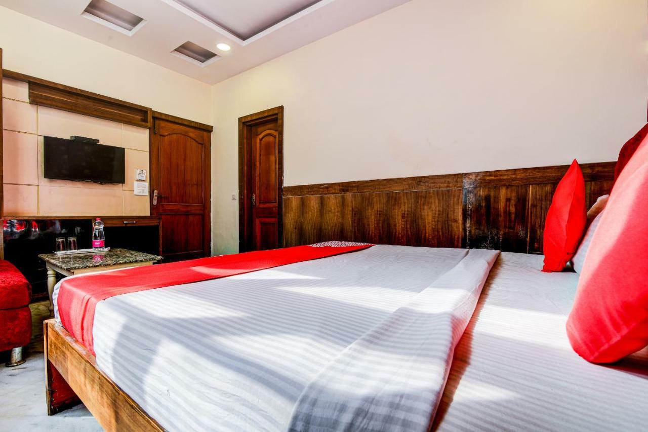 ניו דלהי Rahul Palace By Golden Tree Near Metro Station And Ajmal Khan Market מראה חיצוני תמונה