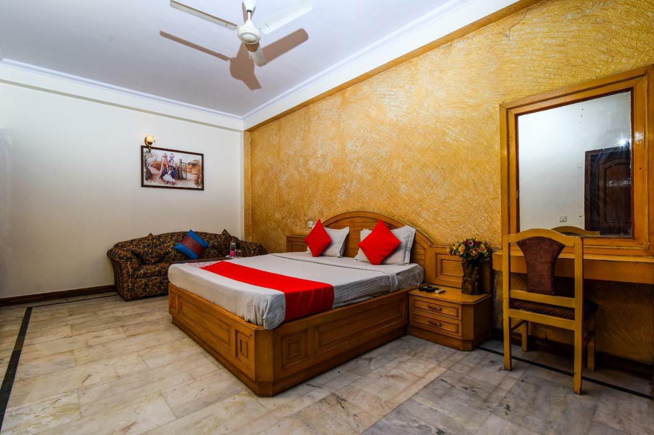 ניו דלהי Rahul Palace By Golden Tree Near Metro Station And Ajmal Khan Market מראה חיצוני תמונה