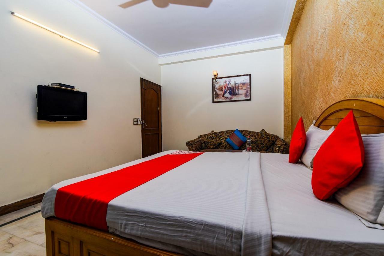 ניו דלהי Rahul Palace By Golden Tree Near Metro Station And Ajmal Khan Market מראה חיצוני תמונה