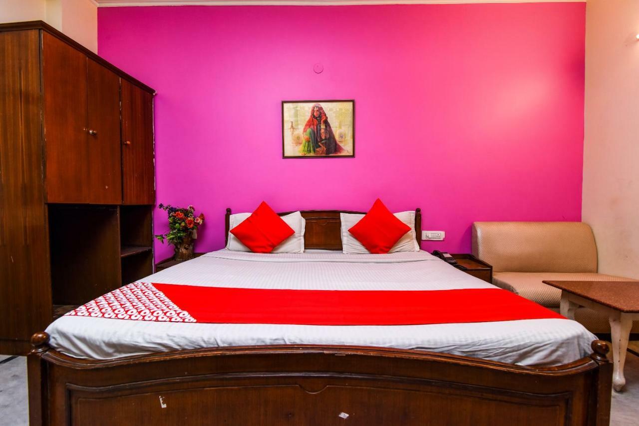 ניו דלהי Rahul Palace By Golden Tree Near Metro Station And Ajmal Khan Market מראה חיצוני תמונה