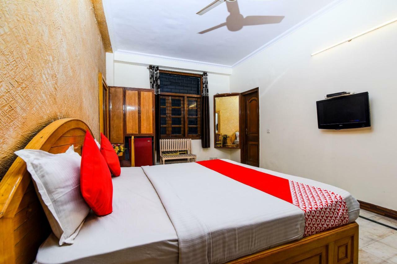 ניו דלהי Rahul Palace By Golden Tree Near Metro Station And Ajmal Khan Market מראה חיצוני תמונה