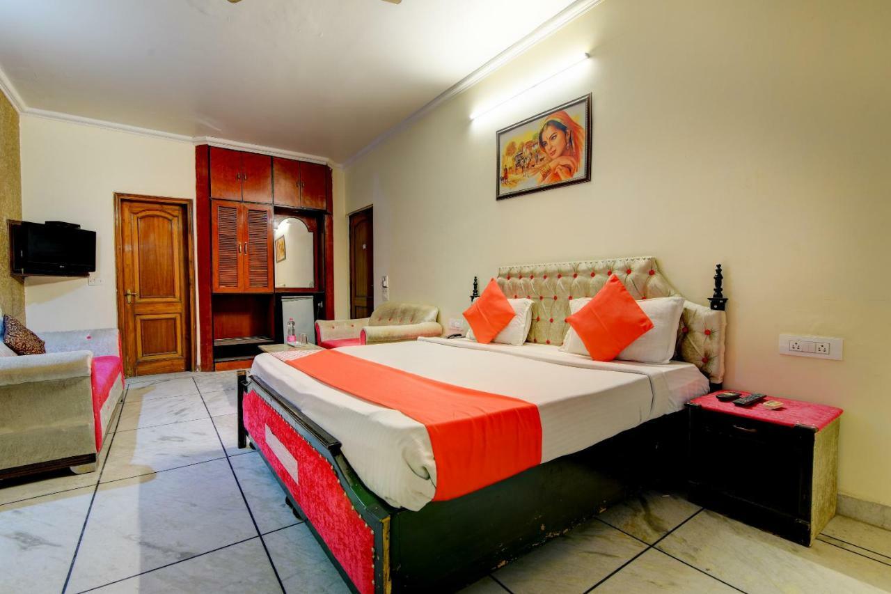 ניו דלהי Rahul Palace By Golden Tree Near Metro Station And Ajmal Khan Market מראה חיצוני תמונה